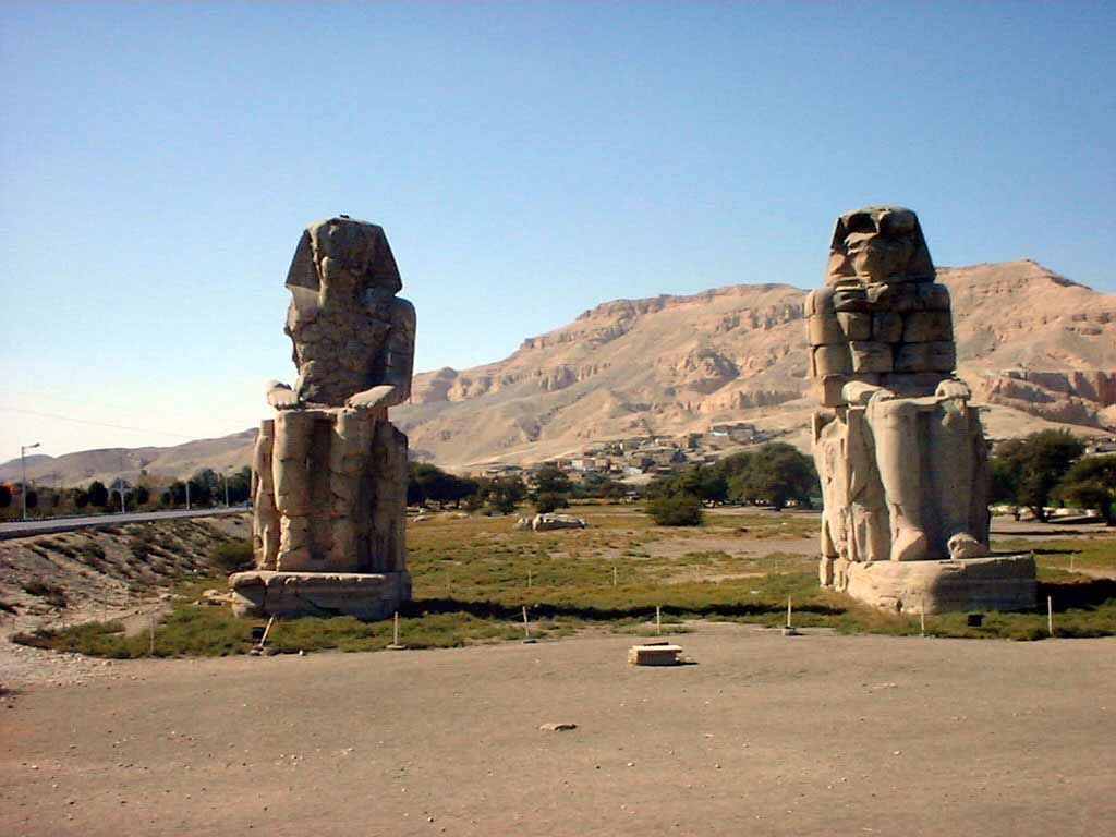 Die 2 Memnonskolosse auf der Fahrt zum Tal der Könige