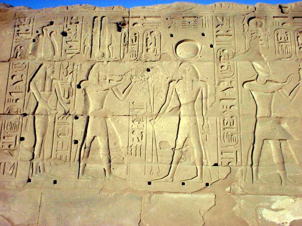 Hieroglyphen und Bilder im Karnak Tempel