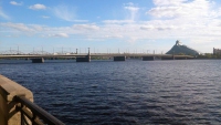 Riga, Steinbrücke, im Hintergrund die Nationalbibliothek