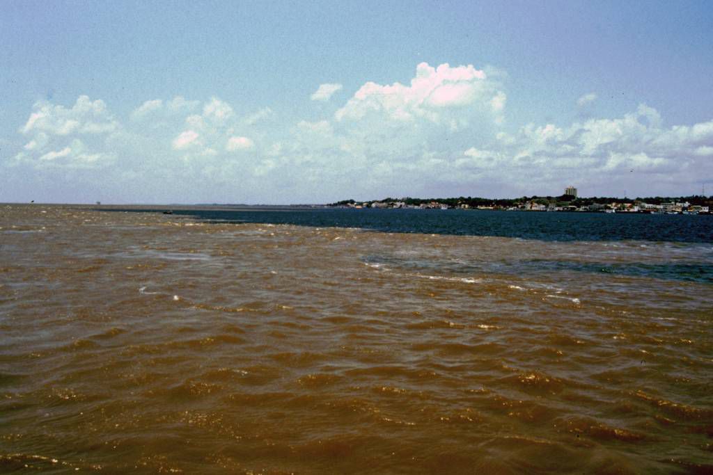 Zusammenfluss des  Roten und Schwarzen Amazonas nahe Santarém