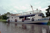 Typisches Boot im Amazonas nahe Santarém