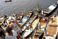 Manaus, Fischer beim Fischverkauf direkt aus den Booten