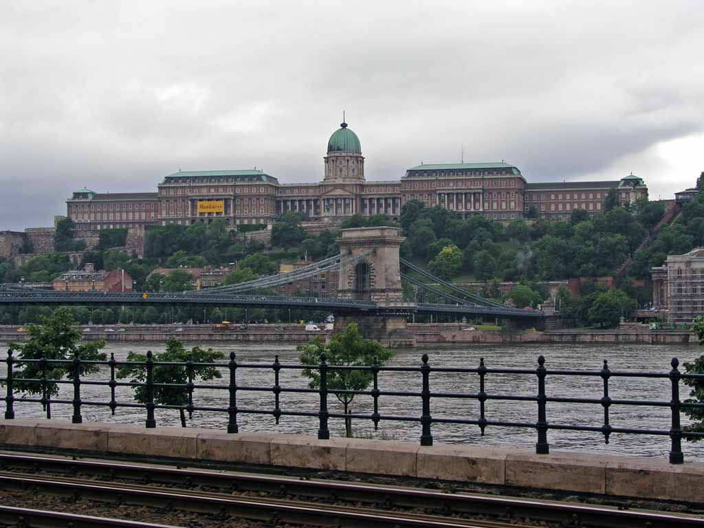 Blick auf die Kettenbrücke und den Burgpalast mit der Nationalgalerie