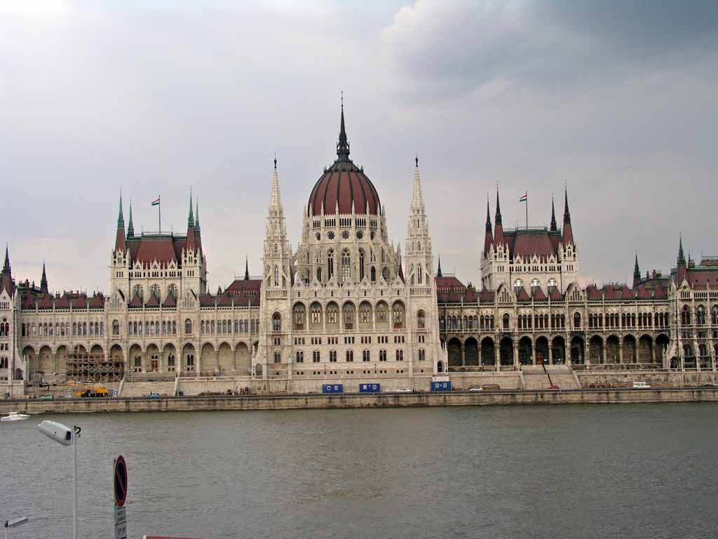 Das Parlament von Ungarn, vom Budaer Donauufer aus gesehen