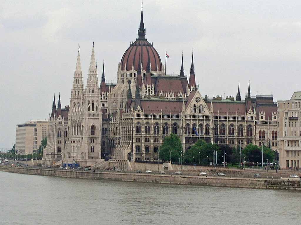 Das ungarische Parlament, von der Kettenbrücke aus gesehen
