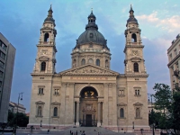 Die Sankt Stephansbasilika in der Abenddämmerung