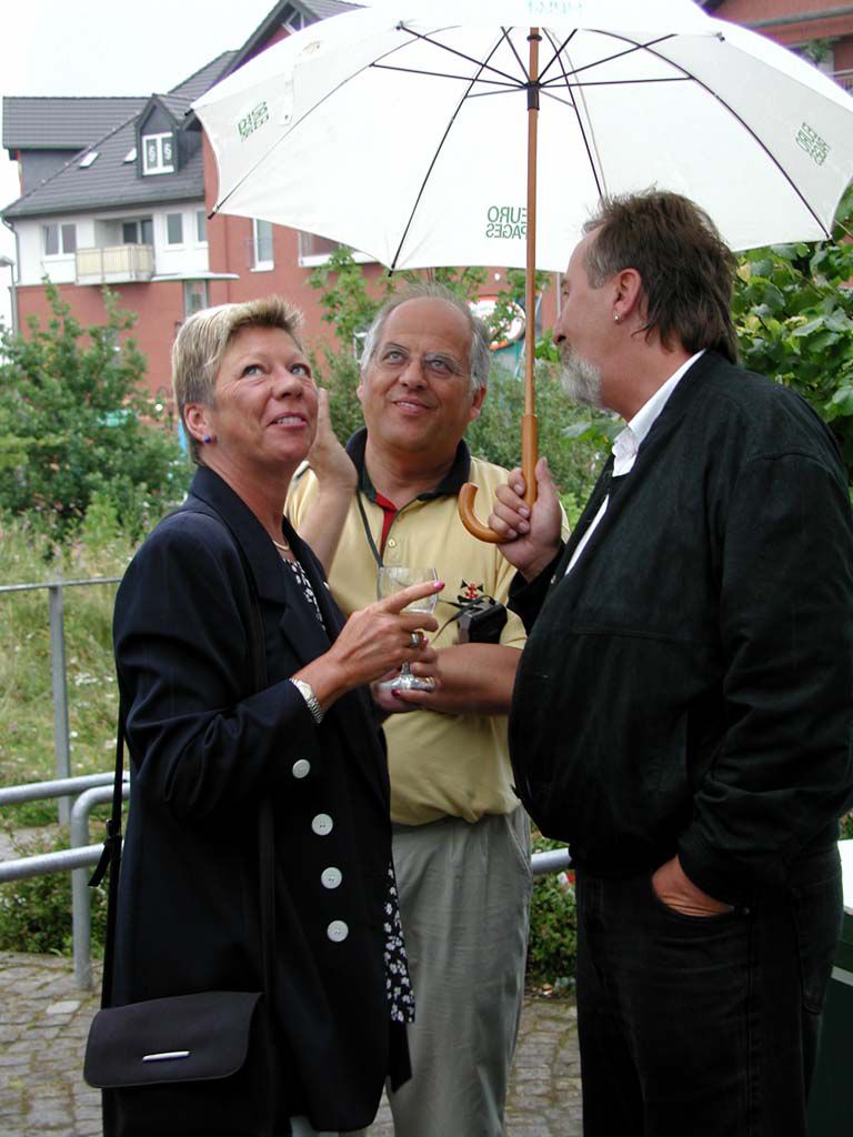 Einer der Initiatoren, Waldemar Utta, im Gespräch mit einem der Garbsener Sponsoren am 08.07.2001