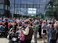 Besucher, im Hintergrund das Rathaus