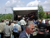 Besucher vor der Bühne