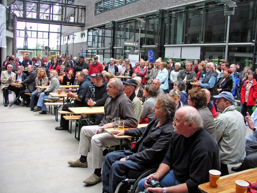 Zuschauer am 03.07.2011, wegen des Regens erstmals innerhalb des Rathauses