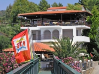 Gerakini, Hotel Glavas Inn, Brücke über die Hauptstraße