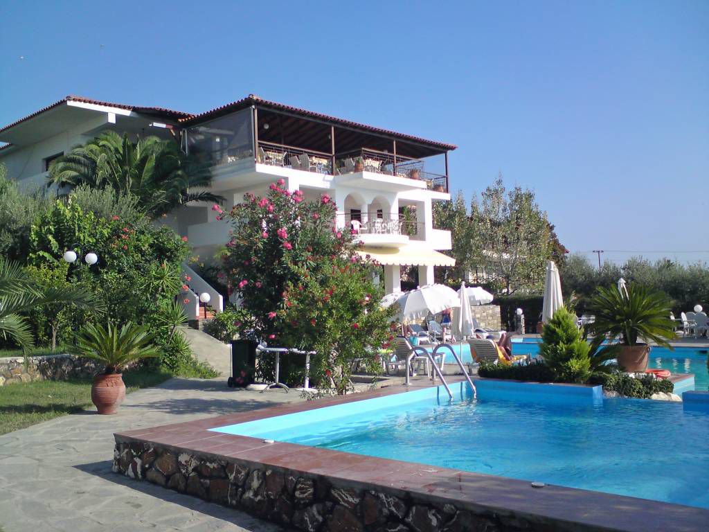 Gerakini, Hotel Glavas Inn, Speisesaalgebäude mit Pool und Garten