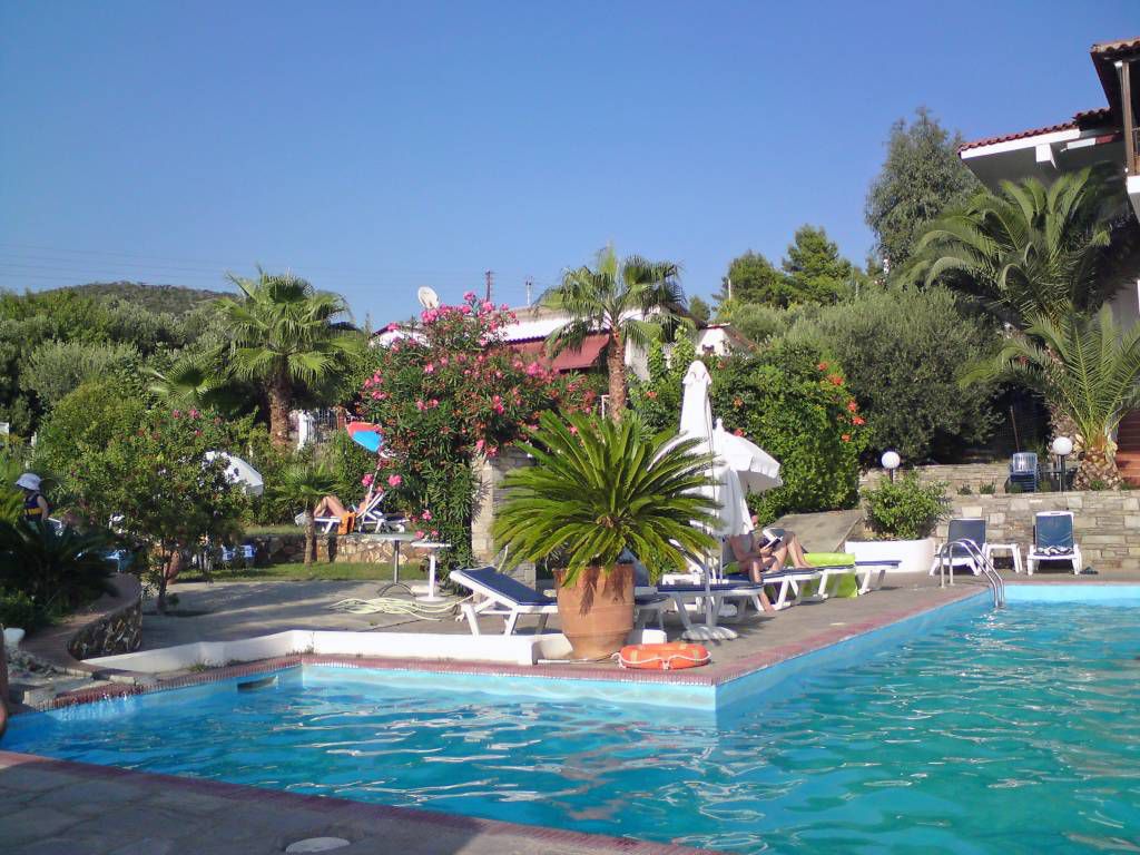 Gerakini, Hotel Glavas Inn, Pool mit Garten