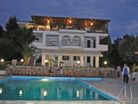 Gerakini, Hotel Glavas Inn, Speisesaalgebäude mit Pool am Abend
