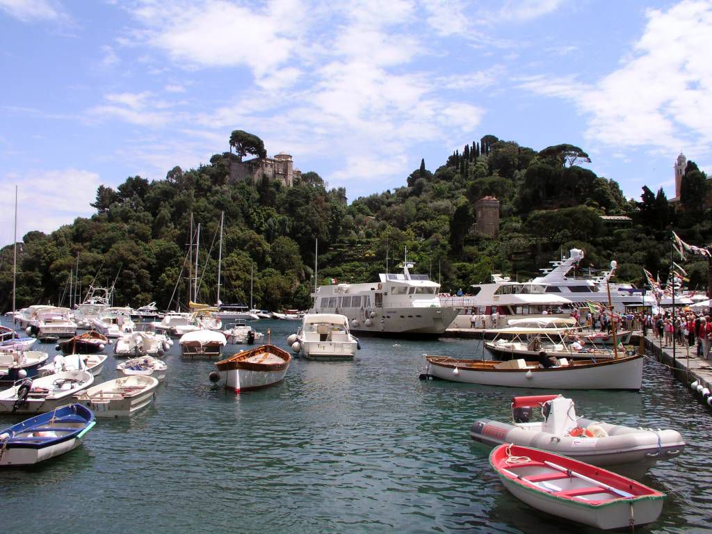 Portofino, Blick vom Hafen in Richtung Castello Brown