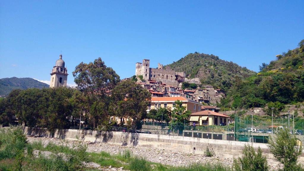 Ligurien, Dolceacqua, Kirche Sant'Antonio Abate und Castello dei Doria