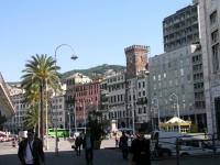 Genua, Gebäudeflucht am Hafen