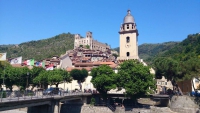 Ligurien, Dolceacqua, Kirche Sant'Antonio Abate und Castello dei Doria