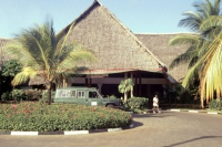 Coral Beach Hotel, Außenanlage