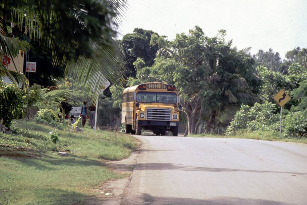 Kolumbien, San Andres, um die Insel mit dem Motorroller (ca. 12Km), ein Schulbus