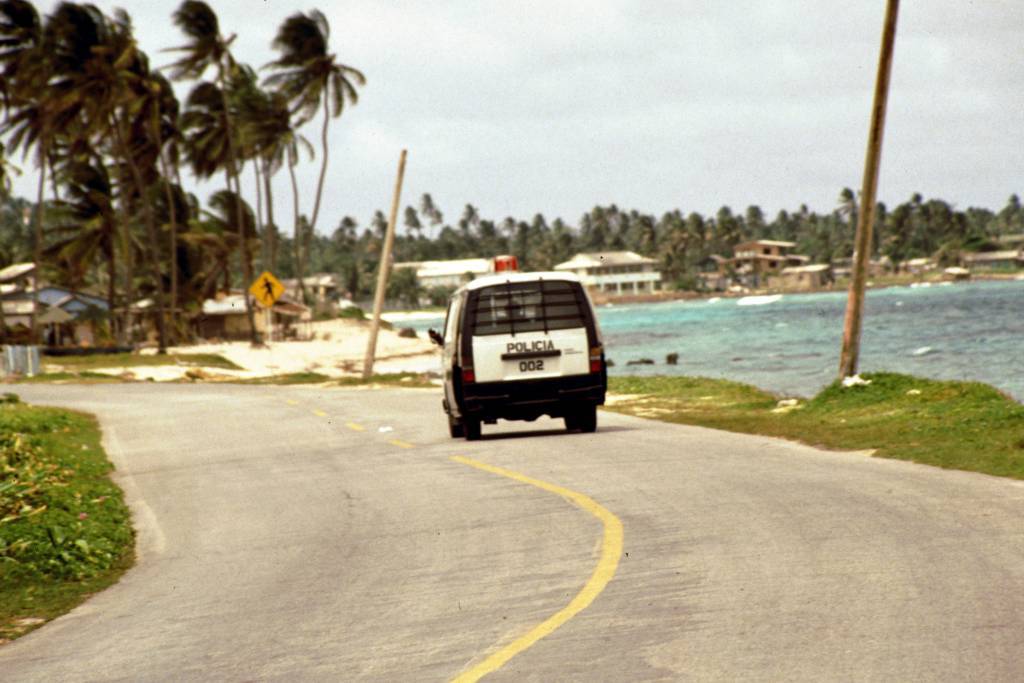 Kolumbien, San Andres, um die Insel mit dem Motorroller (ca. 12Km), Polizei