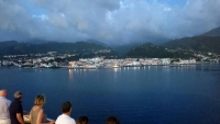 MSC Poesia, auf Deck, Blick auf Roseau beim Ablegen