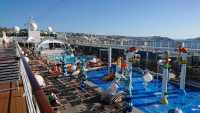 MSC Lirica, Oberdeck, im Hintergrund Mykonos Stadt