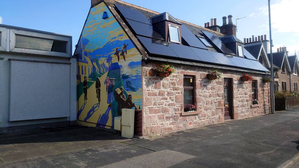 Schottland, Invergordon, Gebäude mit Gemälde