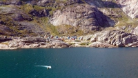 Grönland, Prinz-Christian-Sund, Landschaft mit Dorf Aappilattoq