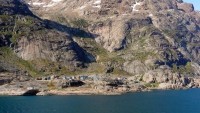 Grönland, Prinz-Christian-Sund, Landschaft mit Dorf Aappilattoq