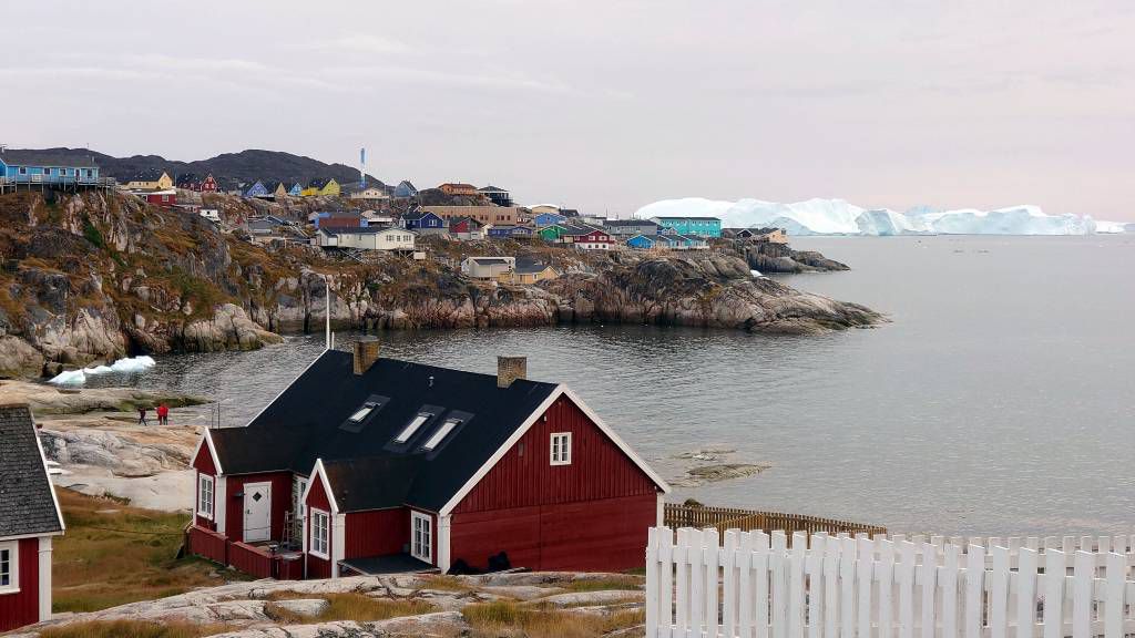 Grönland, Ilulissat, Gebäude und Eisberge