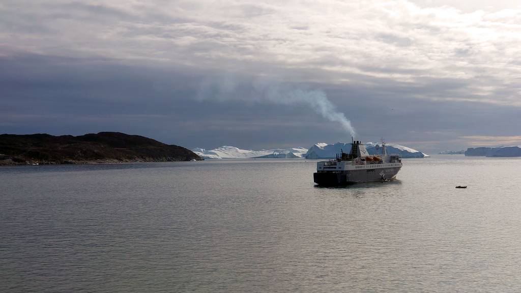 Grönland, Ilulissat, Eisberge und Schiff
