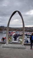 Grönland, Ilulissat, Walkiefer am Bootssteg