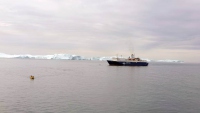 Grönland, Ilulissat, Eisberge und Schiff