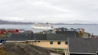 Grönland, Qaqortoq, Gebäude und die MSC Orchestra