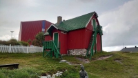 Grönland, Qaqortoq, Gebäude mit Statue