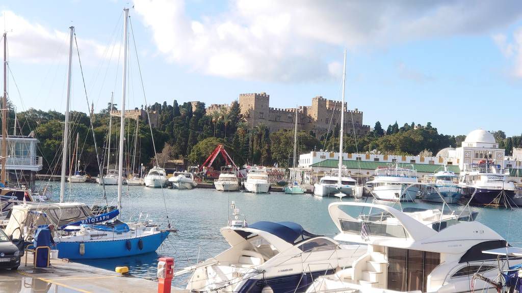 Rhodos, Altstadt, Blick auf den Großmeisterpalast vom Hafen aus