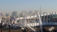 Dubai, Skyline, im Vordergrund die MSC Splendida