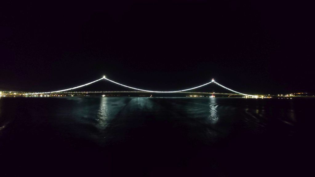 Çanakkale Brücke über die Dardanellen bei Nacht
