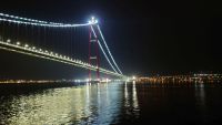 Çanakkale Brücke über die Dardanellen bei Nacht