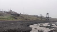 Spitzbergen, Longyearbyen, Industrie Landschaft mit Kirche