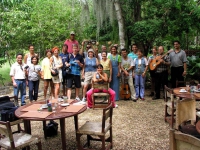 Gäste und kubanische Freunde im Garten des Villa El Yarey
