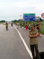 Warten auf eine Mitfahrgelegenheit an der Autobahn südlich von Havanna