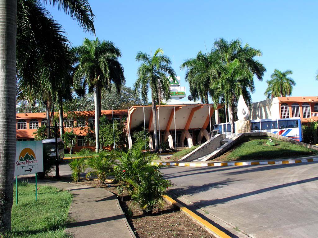 Eingang des Hotels Sierra Maestra in Bayamo