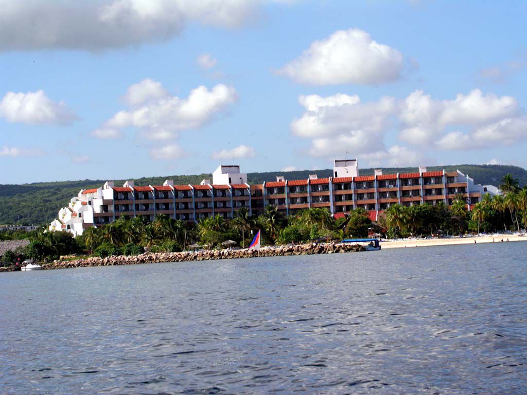 Das Hotel Las Brisas Guardalavaca vom Meer aus gesehen