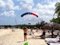 Tandemfallschirmspringen am Strand des Hotels Las Brisas Guardalavaca