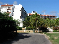 Das Hotel Las Brisas Guardalavaca von Osten aus gesehen