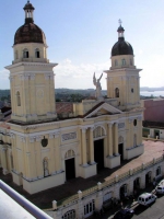 Blick vom Dach des Hotels Casa Granda in Santiago de Cuba auf die Basílica Catedral am Parque Céspedes