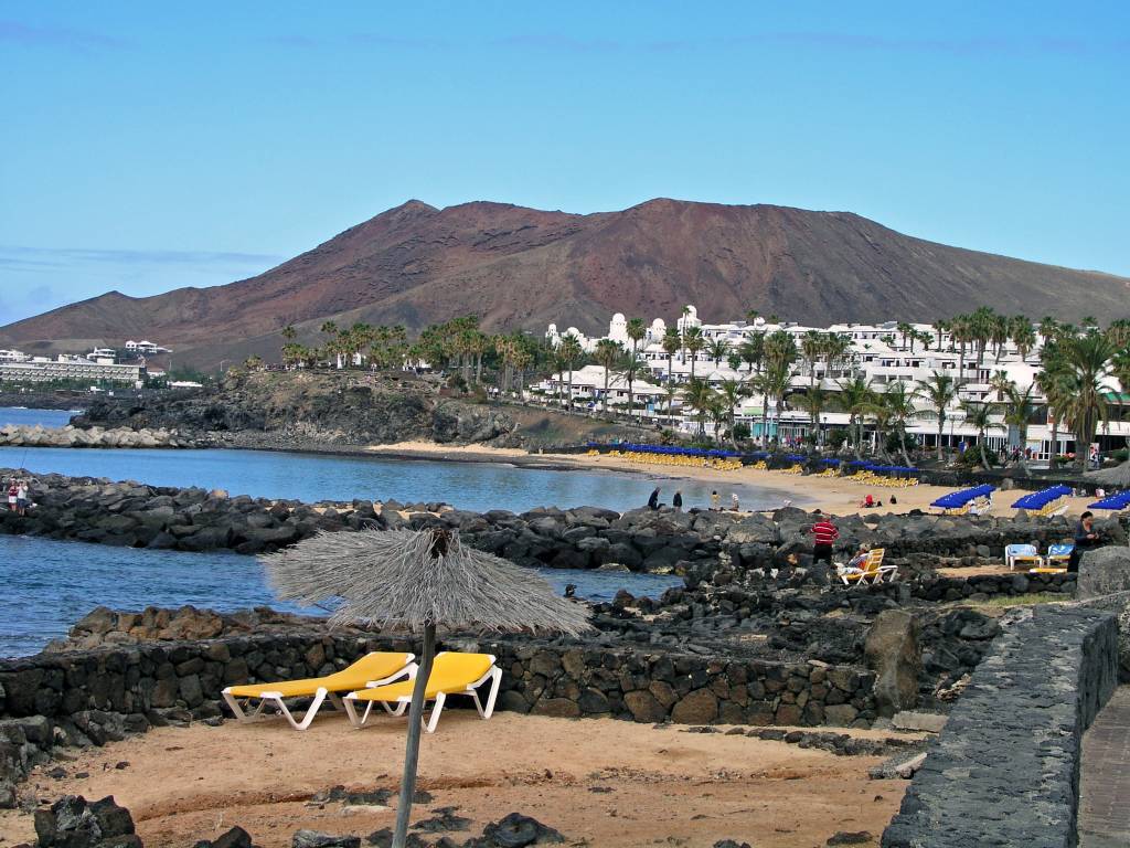 Lanzarote, Playa Blanca, Blick auf den Playa Flamingo und den Montana Roja