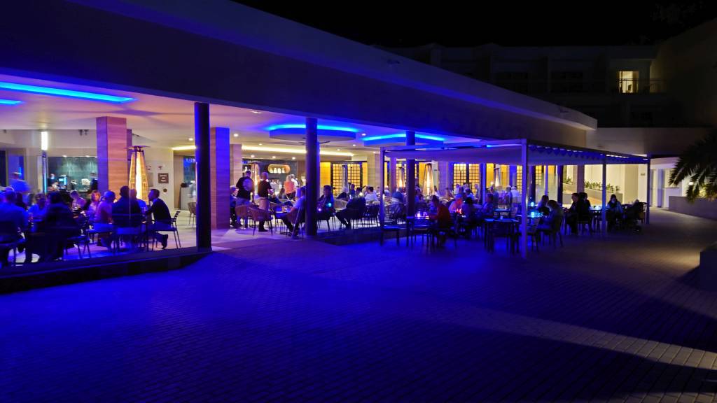 Puerto del Carmen, Hotel Riu Paraiso, Bar mit Außenbereich